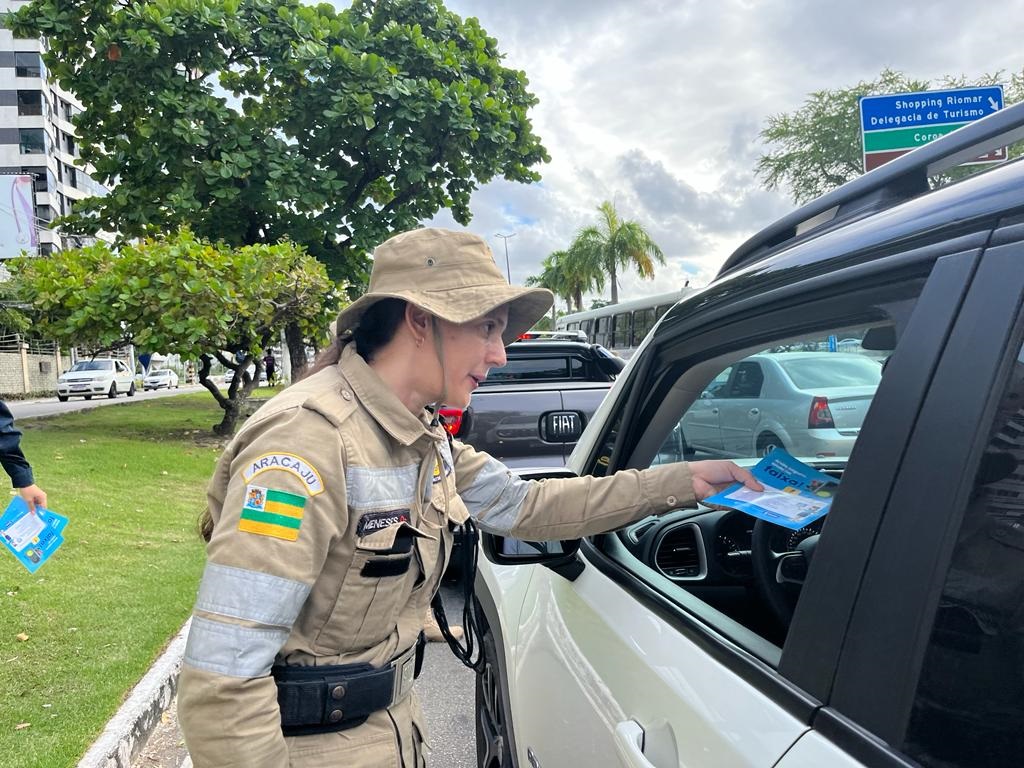 Maio Amarelo: SMTT conclui programação com blitz educativa na avenida Beira Mar - SMTT Aracaju